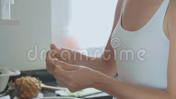 年轻女子在厨房的锅上做自制烤饼视频的预览图