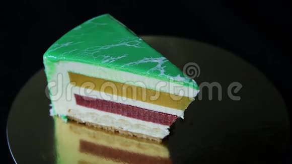 一小块釉绿色蛋糕视频的预览图