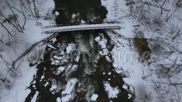 奇特南戈瀑布冬季桥空中无人机拍摄视频的预览图