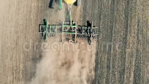 散落的拖拉机沿着草地移动并播种空中飞行视频的预览图