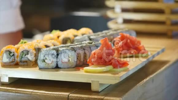 厨师把盘子和寿司和卷放在桌子上服务员拿着它们费城是最受欢迎的城市之一视频的预览图