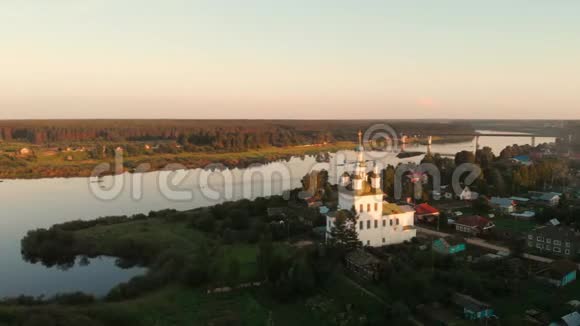 相机飞过古正教教堂三位一体教会托特玛俄罗斯建筑形式视频的预览图