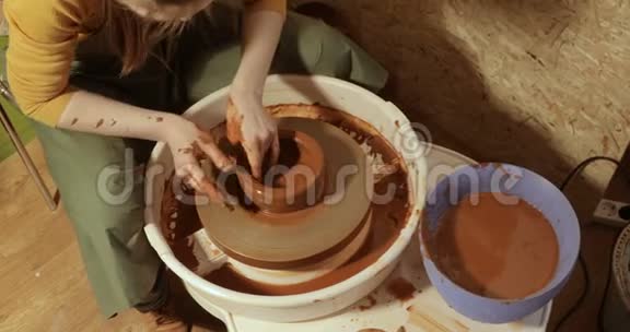 密切双手在陶工的车轮上工作粘土近距离观看视频的预览图