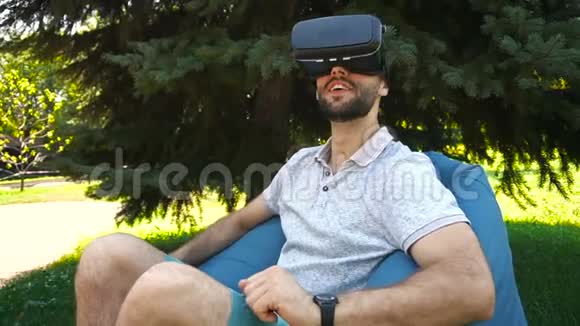 乔昆德的家伙想用虚拟现实眼镜在包椅外面视频的预览图