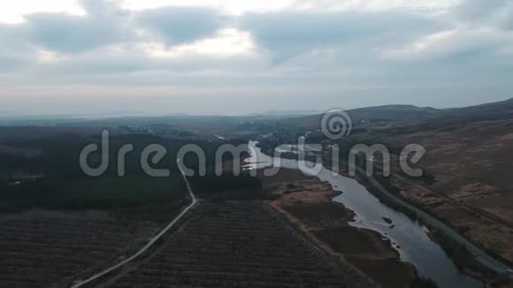 爱尔兰唐加尔县纳孔镇LoughNacungLower的空中景观视频的预览图