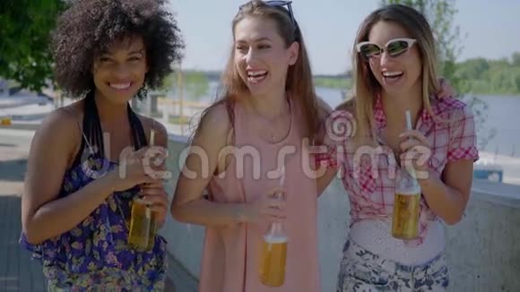 快乐的女人在城里喝啤酒视频的预览图