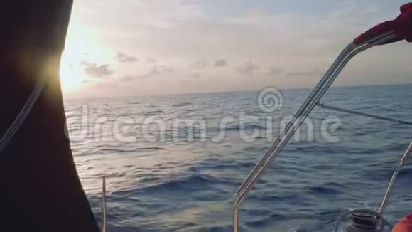 大西洋公海游艇上神奇的日落景色视频的预览图
