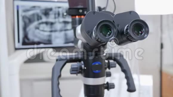 无聚焦背景的现代电子显微镜特写视频的预览图