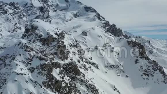 壮丽的岩石山脉覆盖着粉末状的雪空中镜头4k视频的预览图