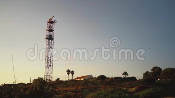 海岸监视雷达天线在塔顶逆天旋转视频的预览图