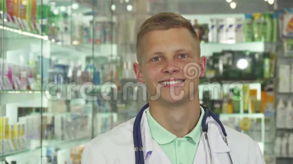 医生微笑着拿着药视频的预览图