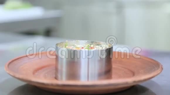 厨师用沙拉擦碗视频的预览图