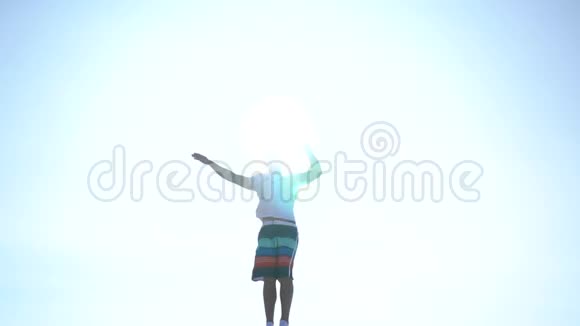 一个男人在火炬中的蹦床上跳跃光线泄露视频的预览图