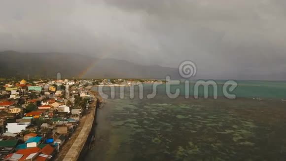 彩虹越过大海和沿海城镇菲律宾卡坦杜安岛视频的预览图