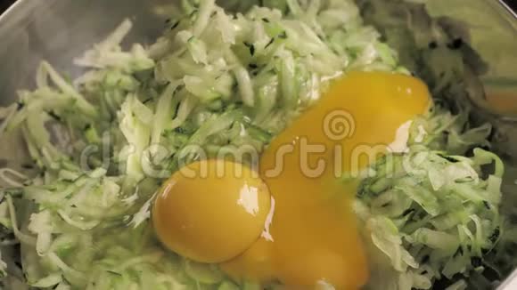 结束食物蛋黄掉落在一个金属碗里视频的预览图