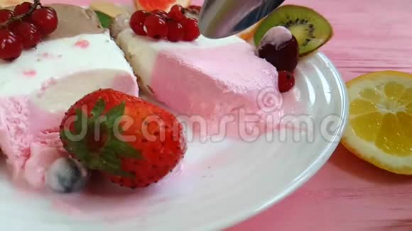 冰淇淋水果美味凉爽新鲜樱桃浆果慢镜头拍摄视频的预览图