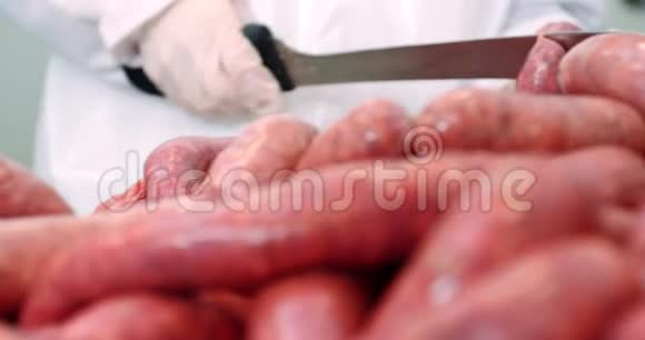 女屠夫切香肠视频的预览图