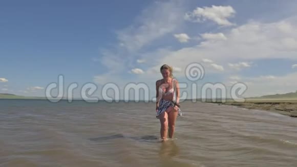 女人在水里奔跑慢动作视频的预览图