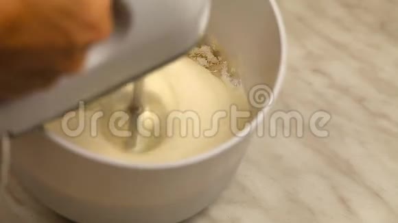 把奶油和搅拌器混合在碗里视频的预览图