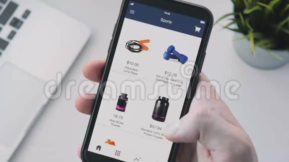 使用智能手机应用程序在线购物选择运动设备视频的预览图