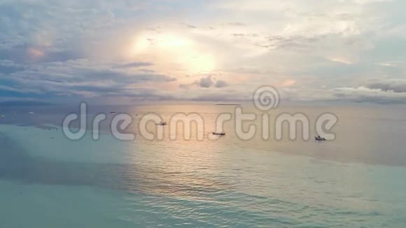 晚上和人一起去白色海滩菲律宾空中观景视频的预览图