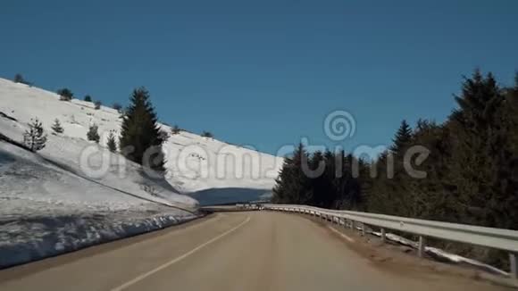 在保加利亚巴尔干山区的Beklemeto通行证的窄路上开车春季融雪危险驾驶条件视频的预览图