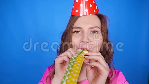 有趣的女人庆祝生日用喇叭吼叫视频的预览图