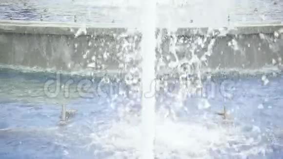 城市喷泉中的水流缓慢流动视频的预览图