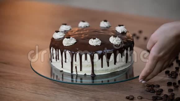 切蛋糕奶油蛋糕切蛋糕甜点生日派对巧克力蛋糕视频的预览图
