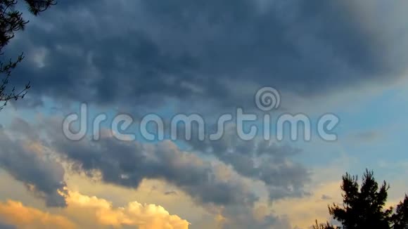 戏剧性的日落和日出的天空日落时美丽的云景4K高清视频视频的预览图