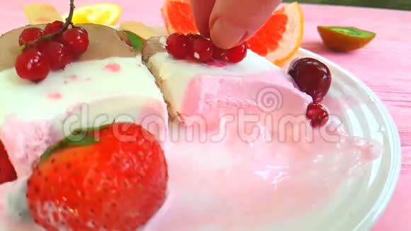 冰淇淋与水果美味奶油饮食凉爽新鲜樱桃浆果慢镜头拍摄视频的预览图