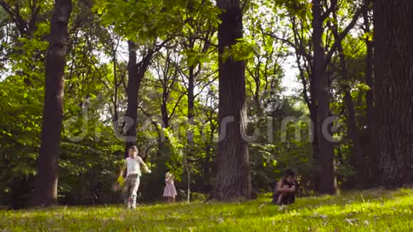 三个女孩在公园里的草地上玩耍视频的预览图