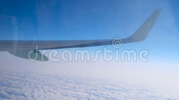 飞机机翼飞越云层透过肮脏的窗户观看反射4k视频的预览图