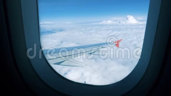 从窗户看飞机的翅膀和云视频的预览图