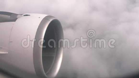 在涡轮飞机上通过窗户观看飞行飞行湍流区发生事故的云层风险3840x2160视频的预览图
