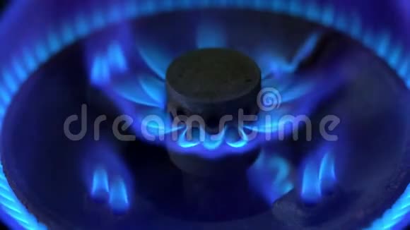 从煤气炉的燃烧器上近距离拍摄蓝色火焰在煤气炉上慢慢调整火位并关闭视频的预览图