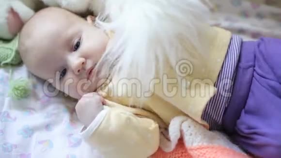 小婴儿躺在婴儿床里视频的预览图