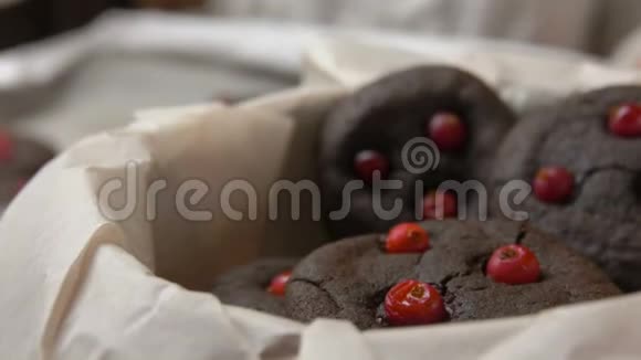 手把巧克力饼干和蔓越莓放在盒子里视频的预览图