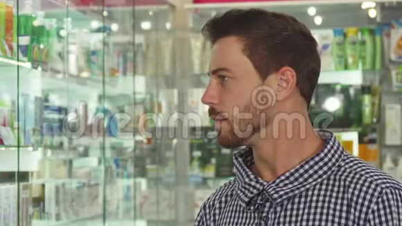 男人在药店咳嗽和打喷嚏视频的预览图