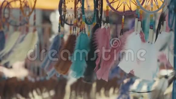 羽毛装饰挂在市场摊位上视频的预览图