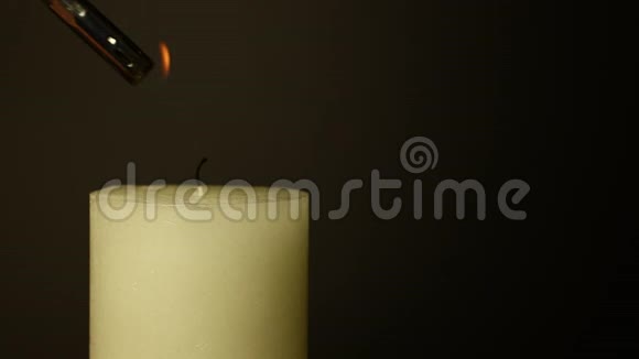 把白色的蜡烛颤抖的火焰照亮黑色视频的预览图