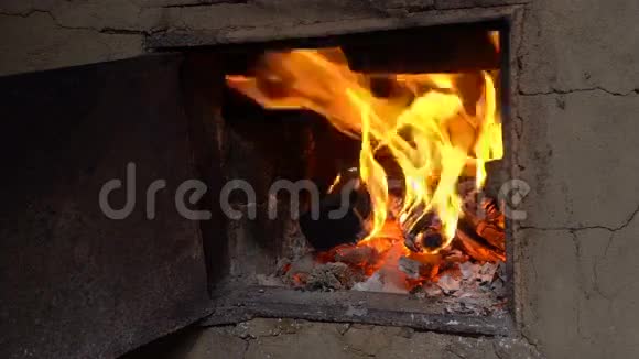 一个古老炉子的明亮火焰视频的预览图