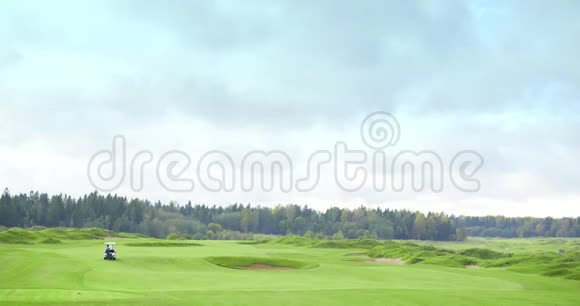高尔夫球手把高尔夫球车藏起来玩游戏视频的预览图