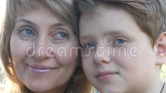 成年中年母亲和她十几岁的儿子的肖像视频的预览图