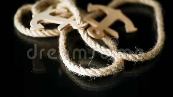 黑色带绳的木制装饰锚视频的预览图