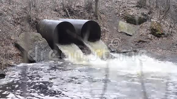 水从两个管道中流动视频的预览图
