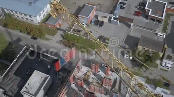 未完成的住宅建筑工地起重货物视频的预览图