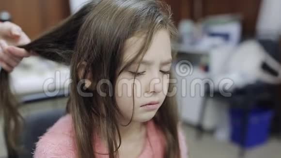 小女孩哭到理发师梳头视频的预览图