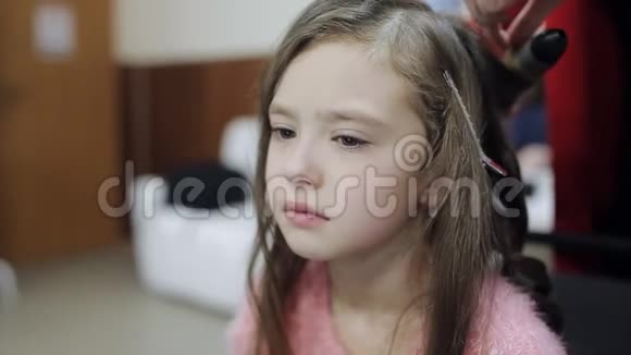 小女孩哭到理发师梳头视频的预览图