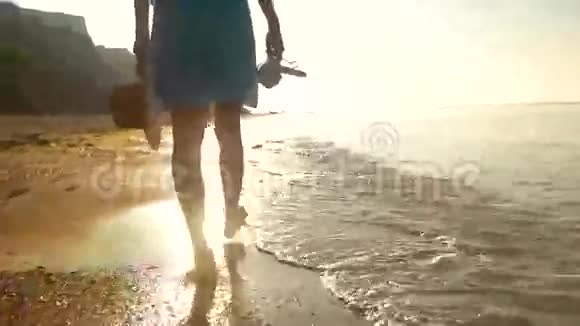 女人的腿走路海滩视频的预览图